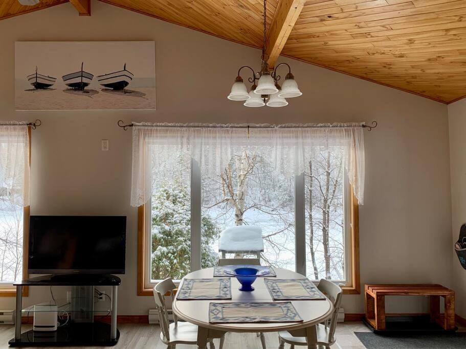 Le Chalet Bleu, Aux Pieds Des Monts-Valin Saint-David-de-Falardeau Экстерьер фото